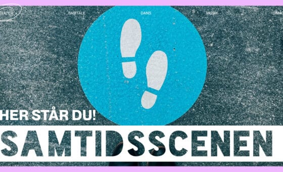 HER STÅR DU!