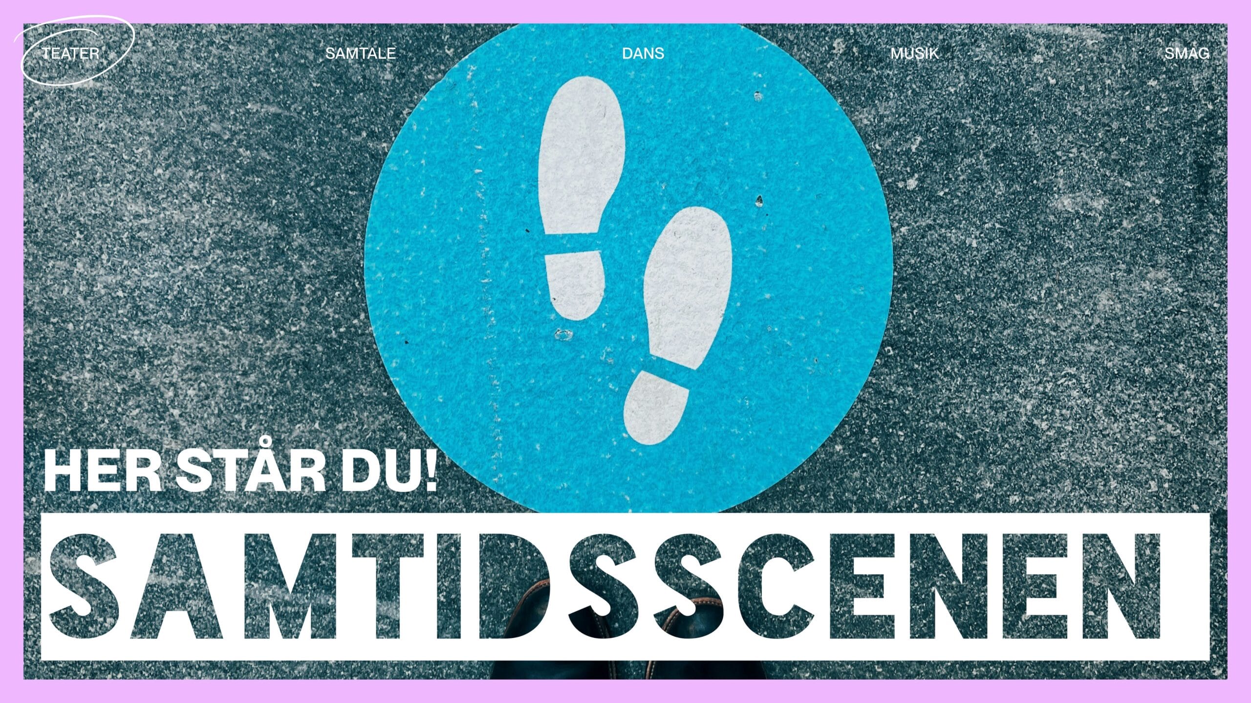 HER STÅR DU!